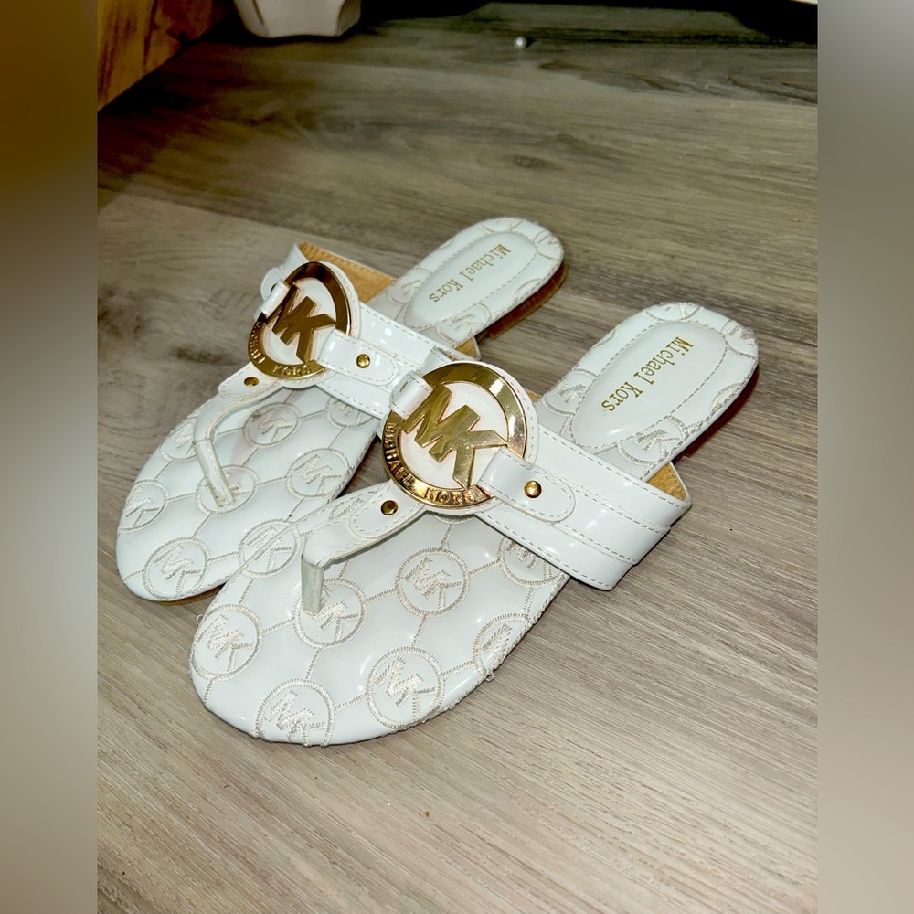 I’m selling my MK sandals nearly worn